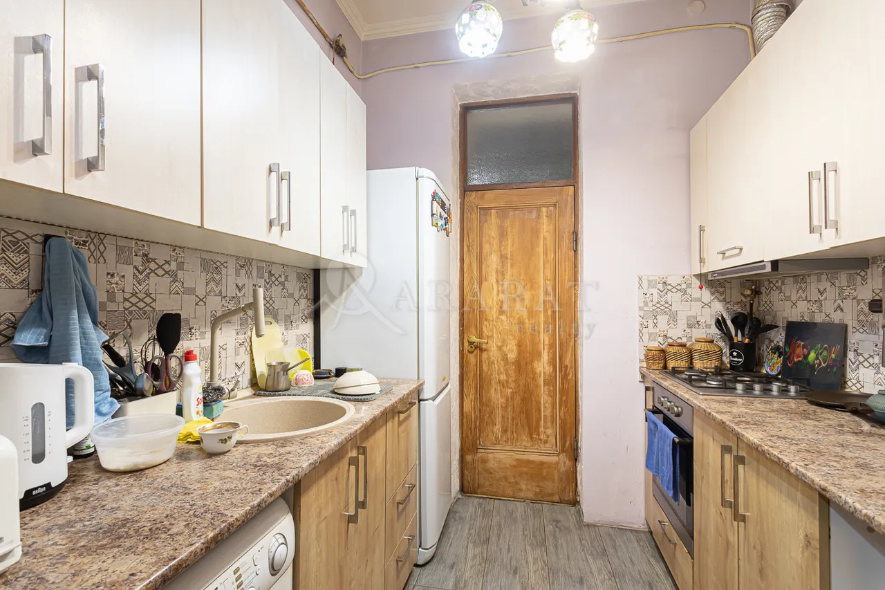 5 bedroom apartment for sale خیابان ابوویان, مرکز شهر ایروان, 159580