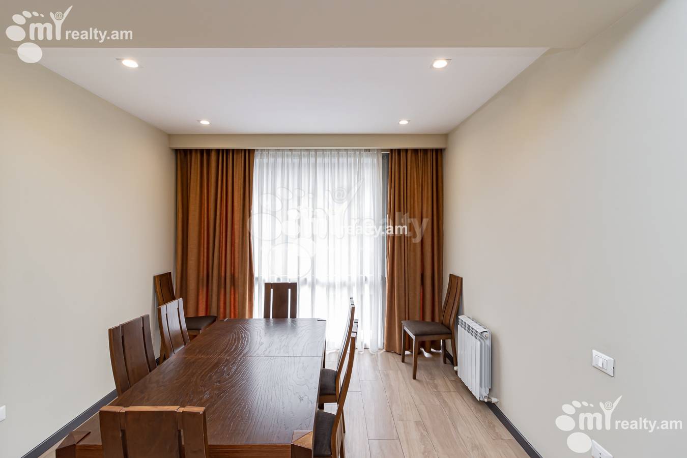 3 սենյականոց բնակարան  Հանրապետության փող, Կենտրոն Երևան, 143019