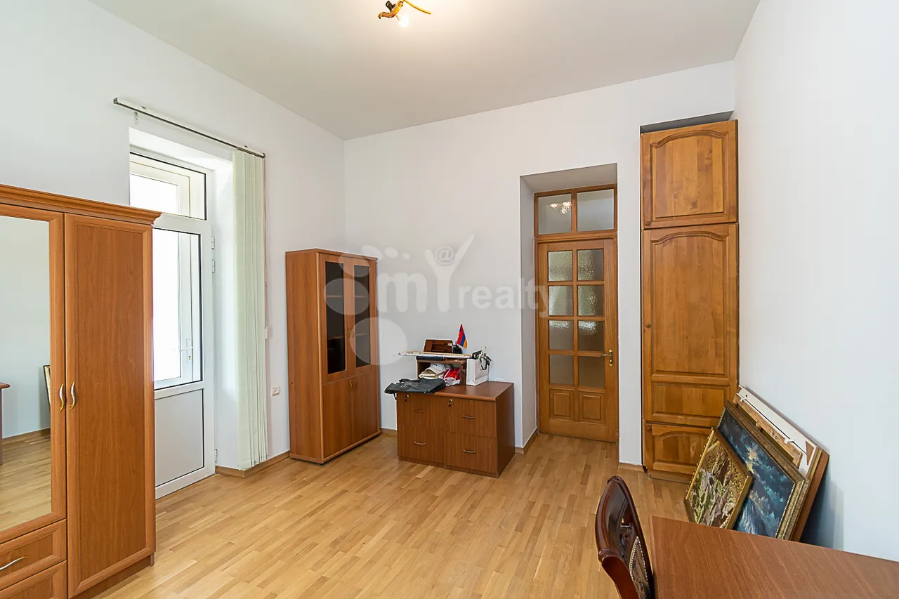 3 bedroom apartment for rent Moskovyan St, Center Yerevan, 161727