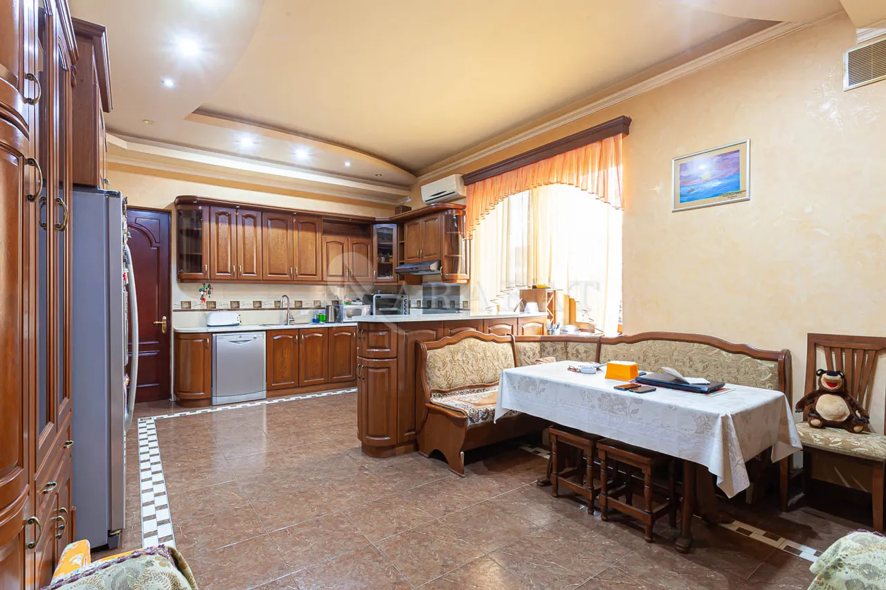 House for sale Pirumyans St, Davtachène Yerevan, 157262