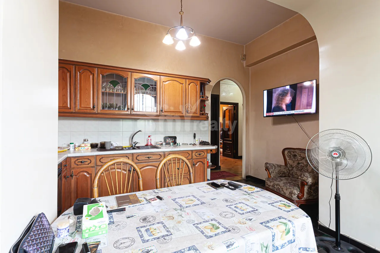 3 bedroom apartment for sale Baghramyan Ave (Kentron), Center Yerevan, 161298