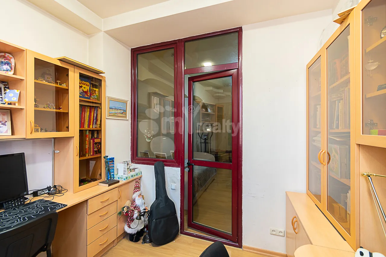 4 bedroom apartment for sale خیابان هین اِرِوانتسی, مرکز شهر ایروان, 159857
