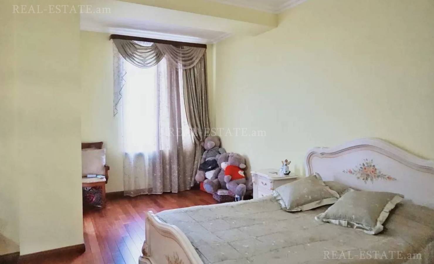 3 bedroom apartment for sale خیابان چارِنتس, مرکز شهر ایروان, 129143