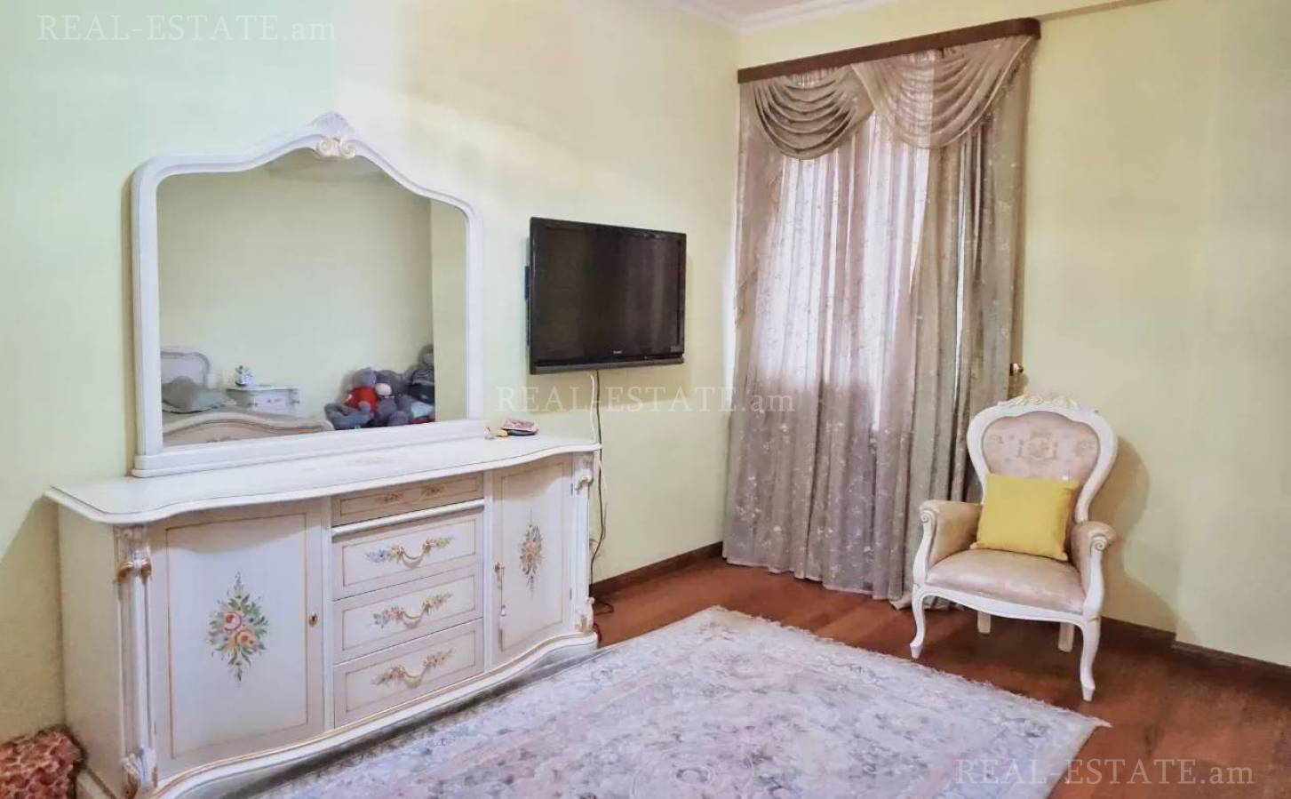 3 bedroom apartment for sale خیابان چارِنتس, مرکز شهر ایروان, 129143