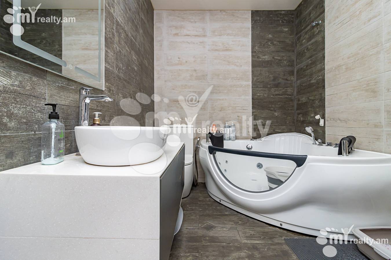 3 bedroom apartment for sale خیابان فوچیک, آچاپنیاک ایروان, 136093