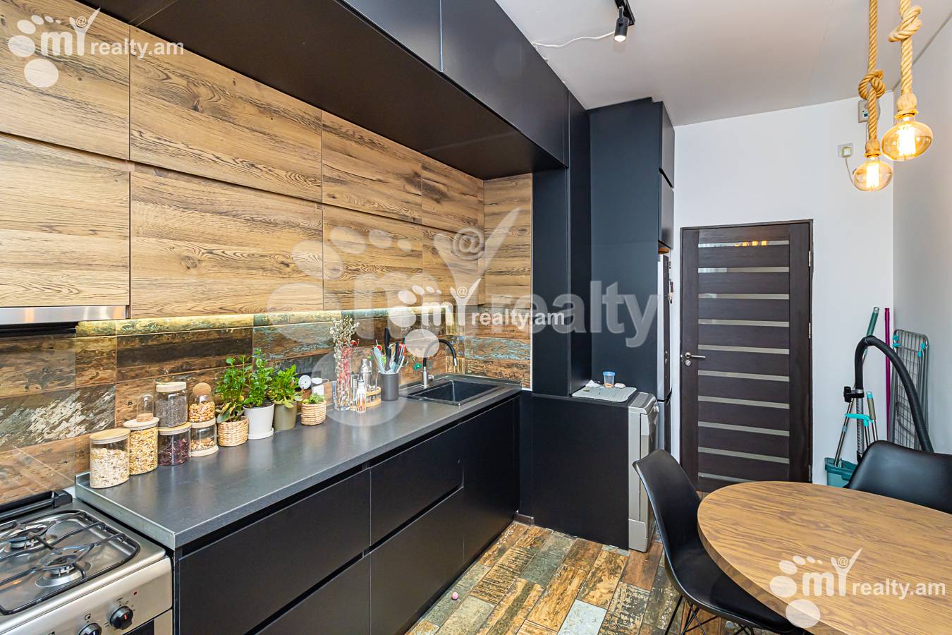 3 bedroom apartment for sale خیابان فوچیک, آچاپنیاک ایروان, 136093