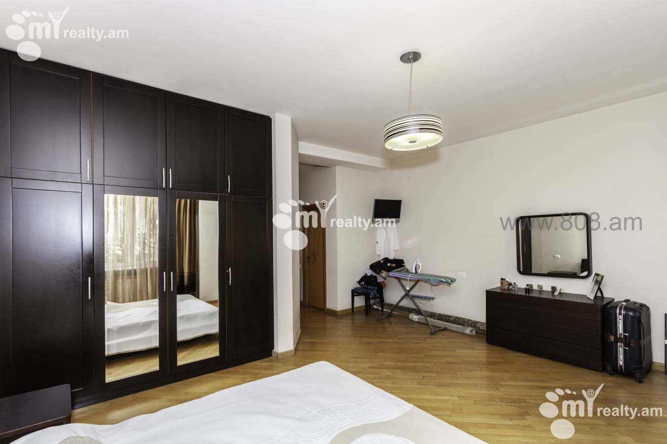 4 սենյականոց բնակարան  Պուշկինի փող, Կենտրոն Երևան, 126960