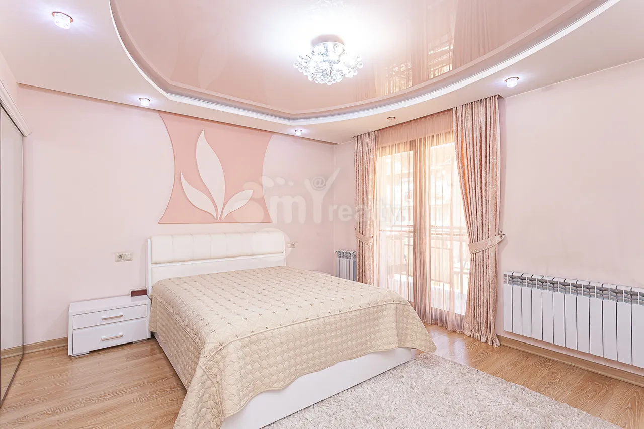4 bedroom apartment for sale Nalbandyan St, Center Yerevan, 158811