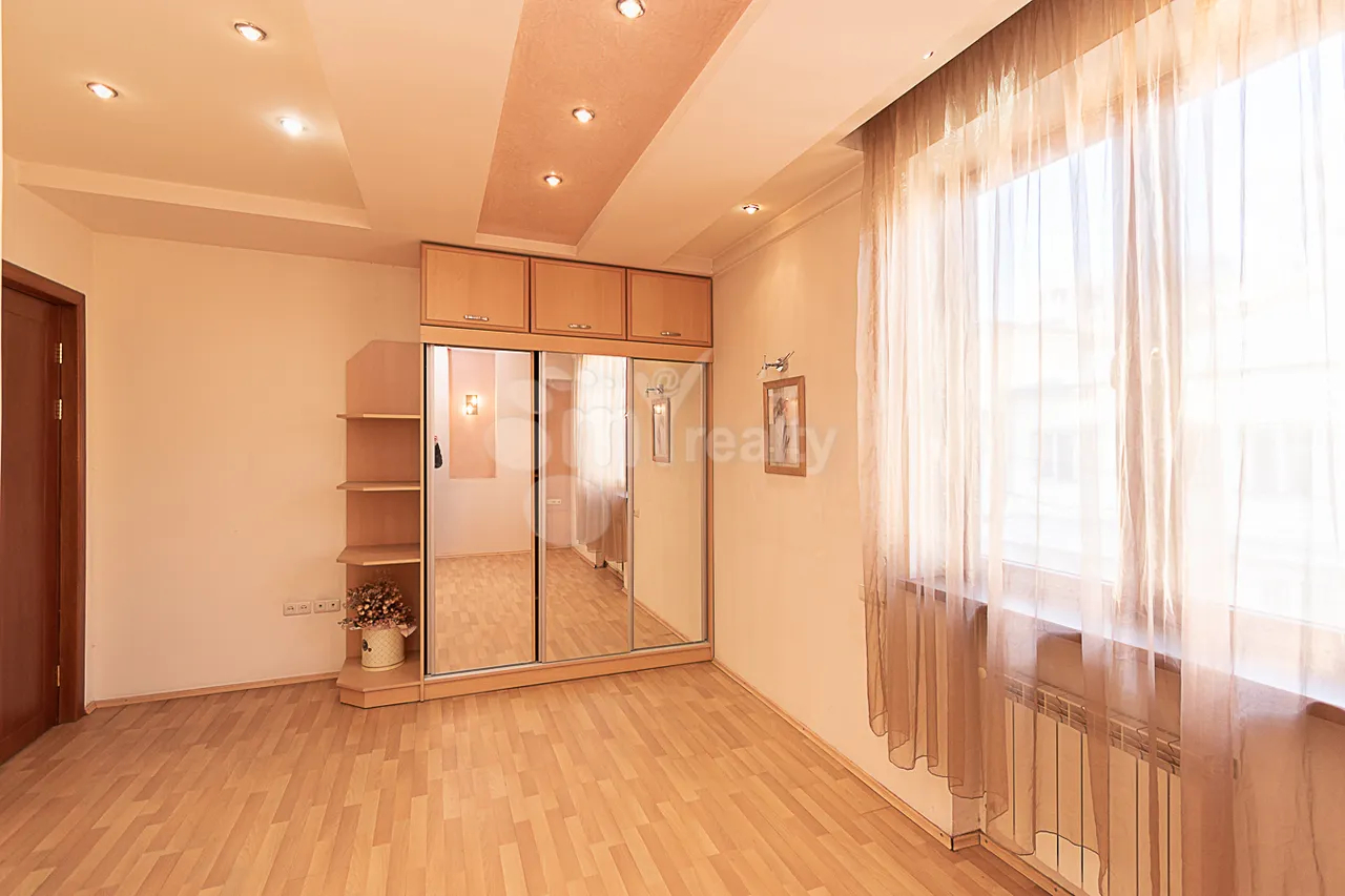 3 bedroom apartment for rent Sarmen St, Center Yerevan, 159736