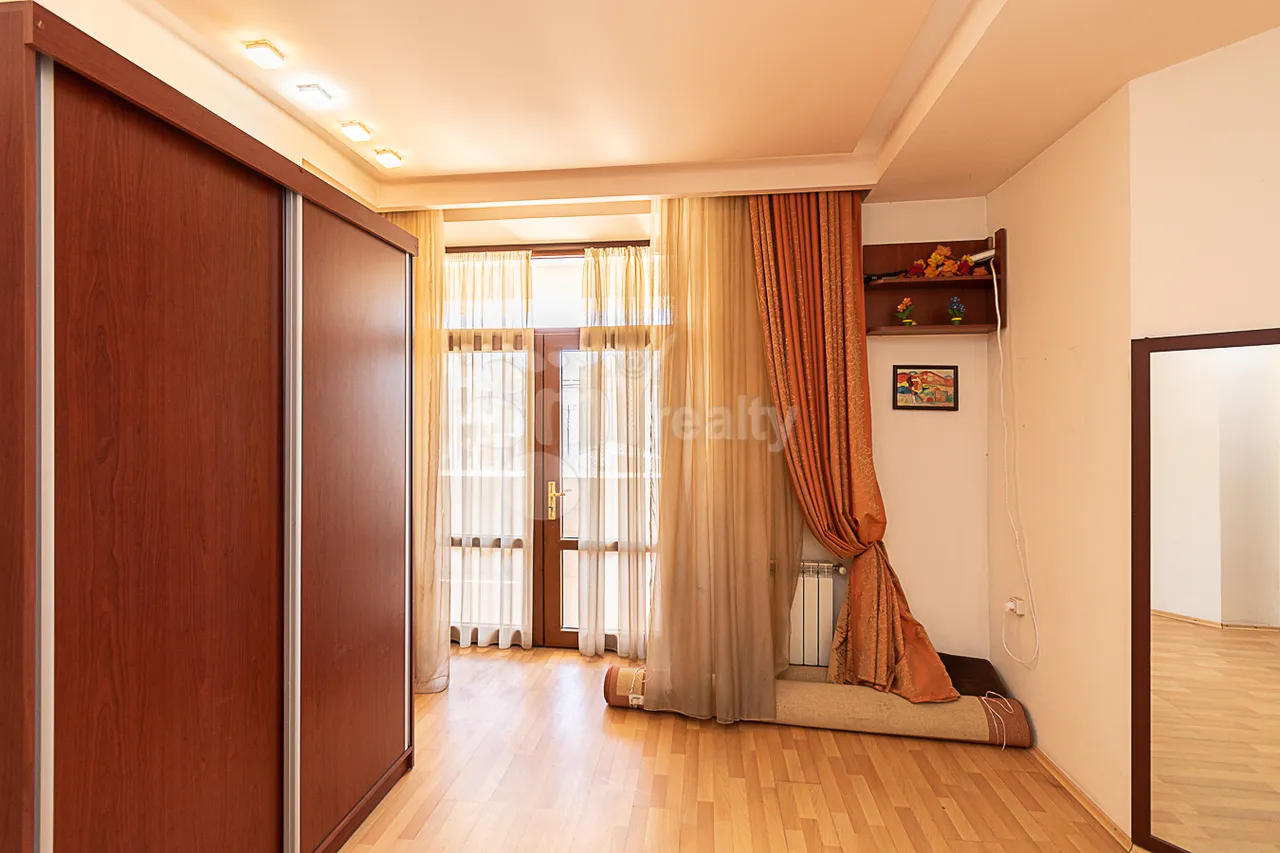 3 bedroom apartment for rent Sarmen St, Center Yerevan, 159736