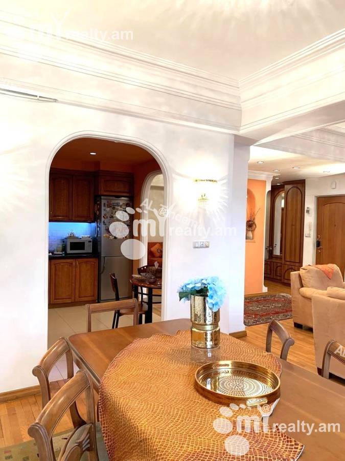 Купить 3 комнатную квартиру Мгер Мкртчян ул, Центр Ереван, 153494