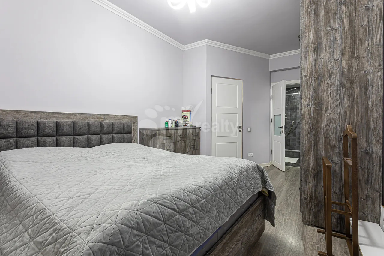 4 bedroom apartment for sale Frik St, Center Yerevan, 157947