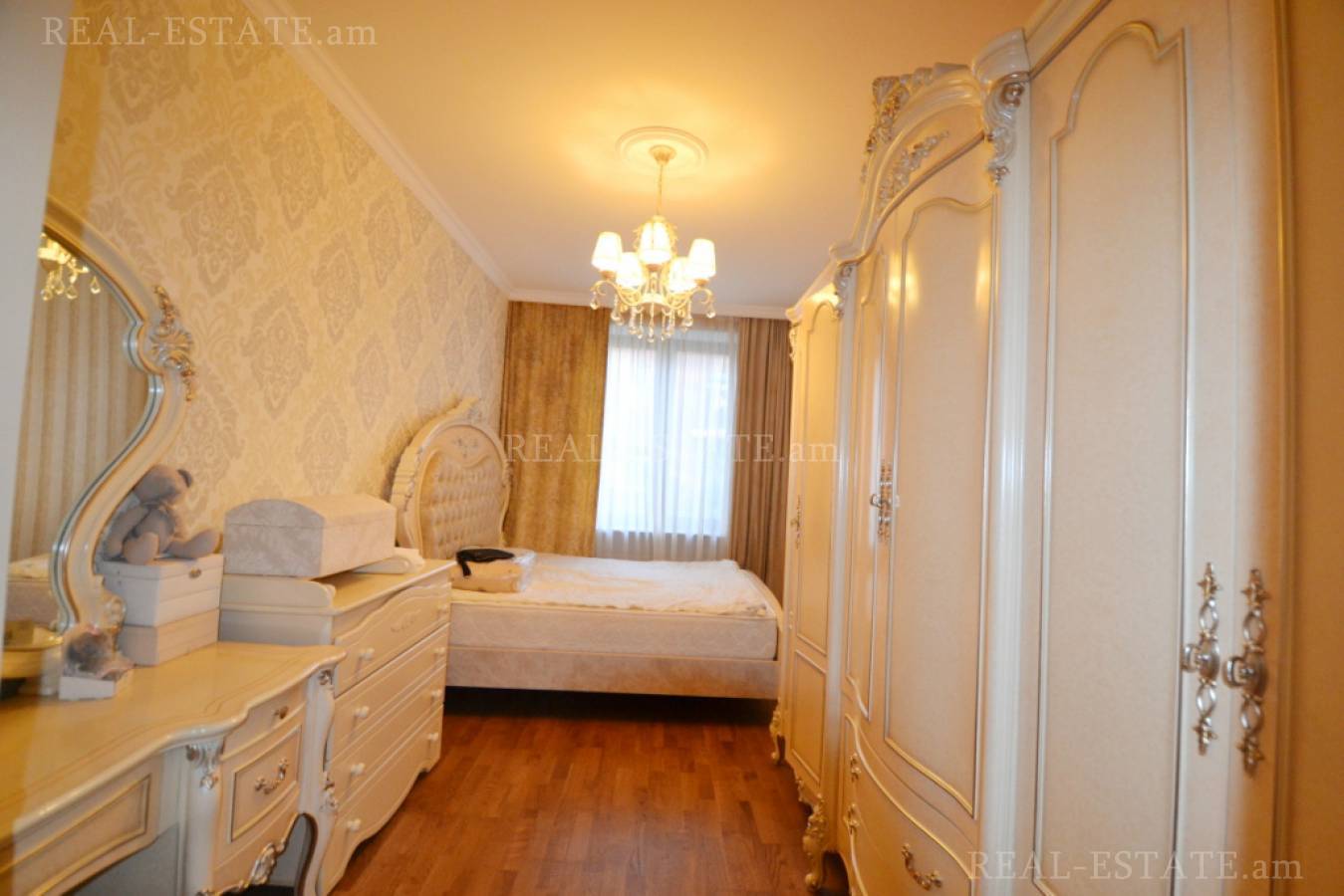 Купить 3 комнатную квартиру Орбели Ехбайрнери ул, Арабкир Ереван, 117321