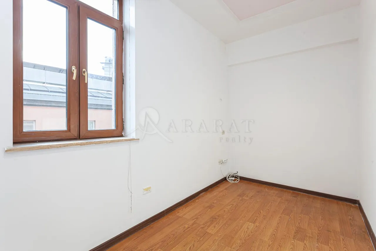 3 bedroom apartment for sale rue d'Abovyan, Center Yerevan, 157551
