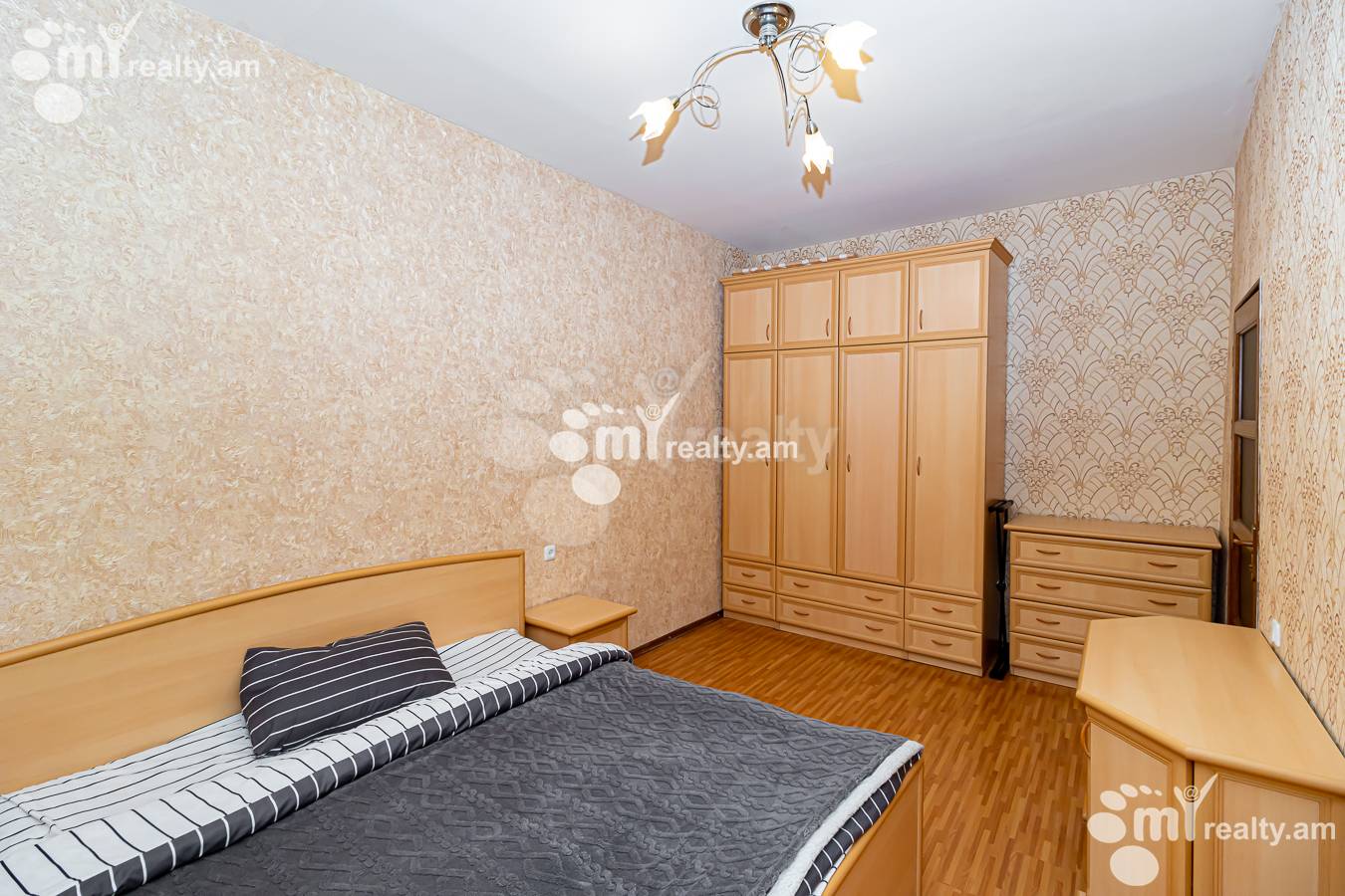 Купить 2 комнатную квартиру Хазар Парпеци ул, Центр Ереван, 154672