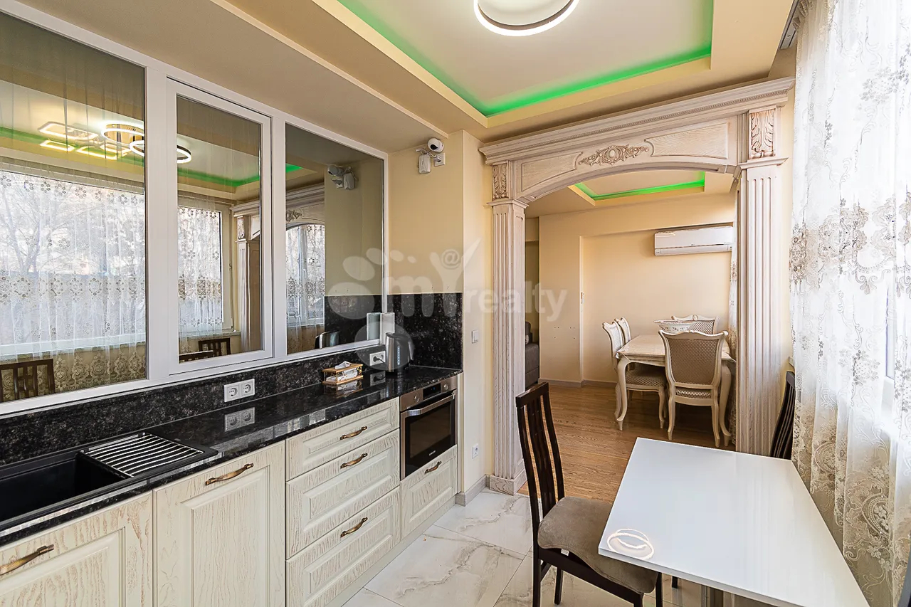 3 bedroom apartment for rent خیابان موسکوویان, مرکز شهر ایروان, 159374