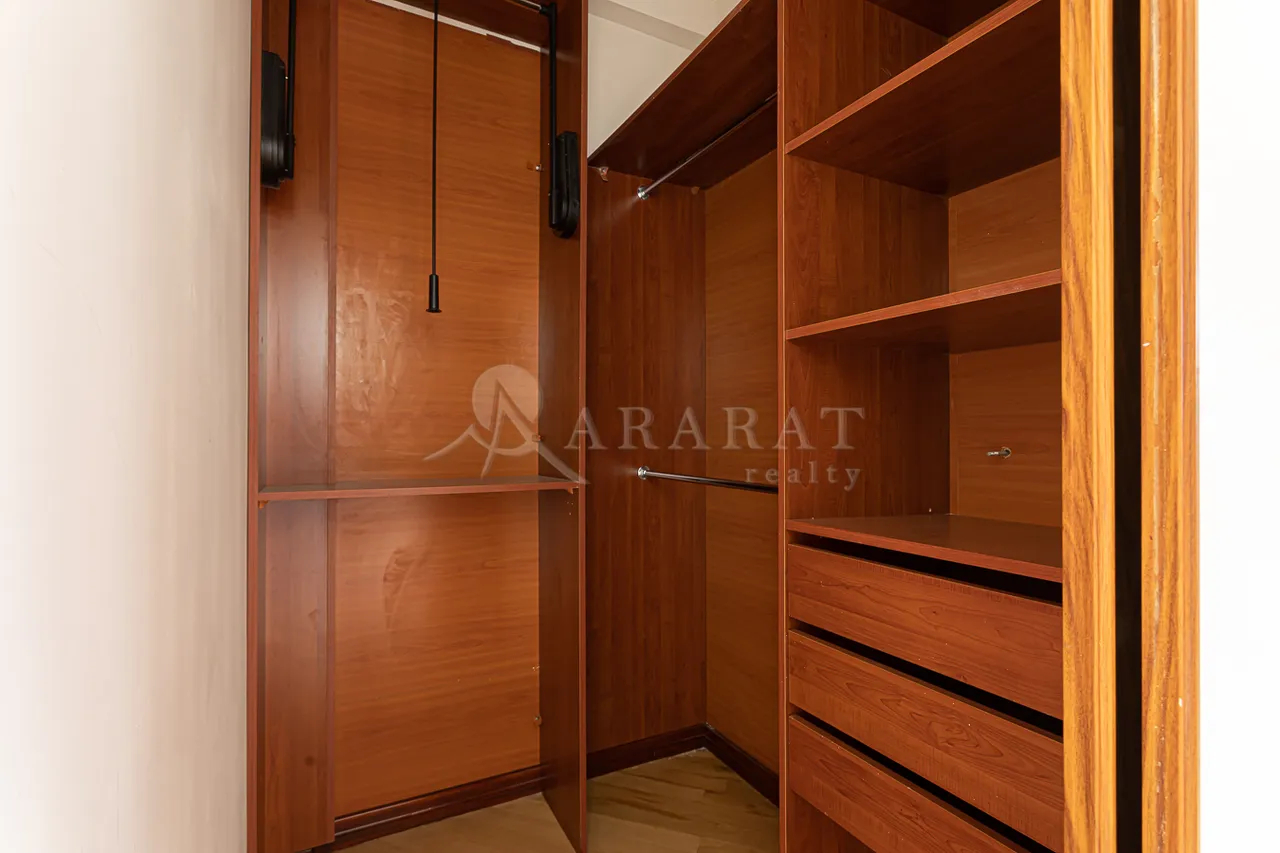 Купить 3 комнатную квартиру Вардананц ул, Центр Ереван, 157554