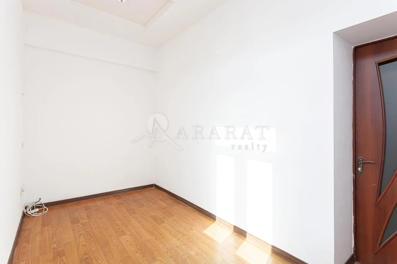 3 bedroom apartment for sale rue d'Abovyan, Center Yerevan, 157551