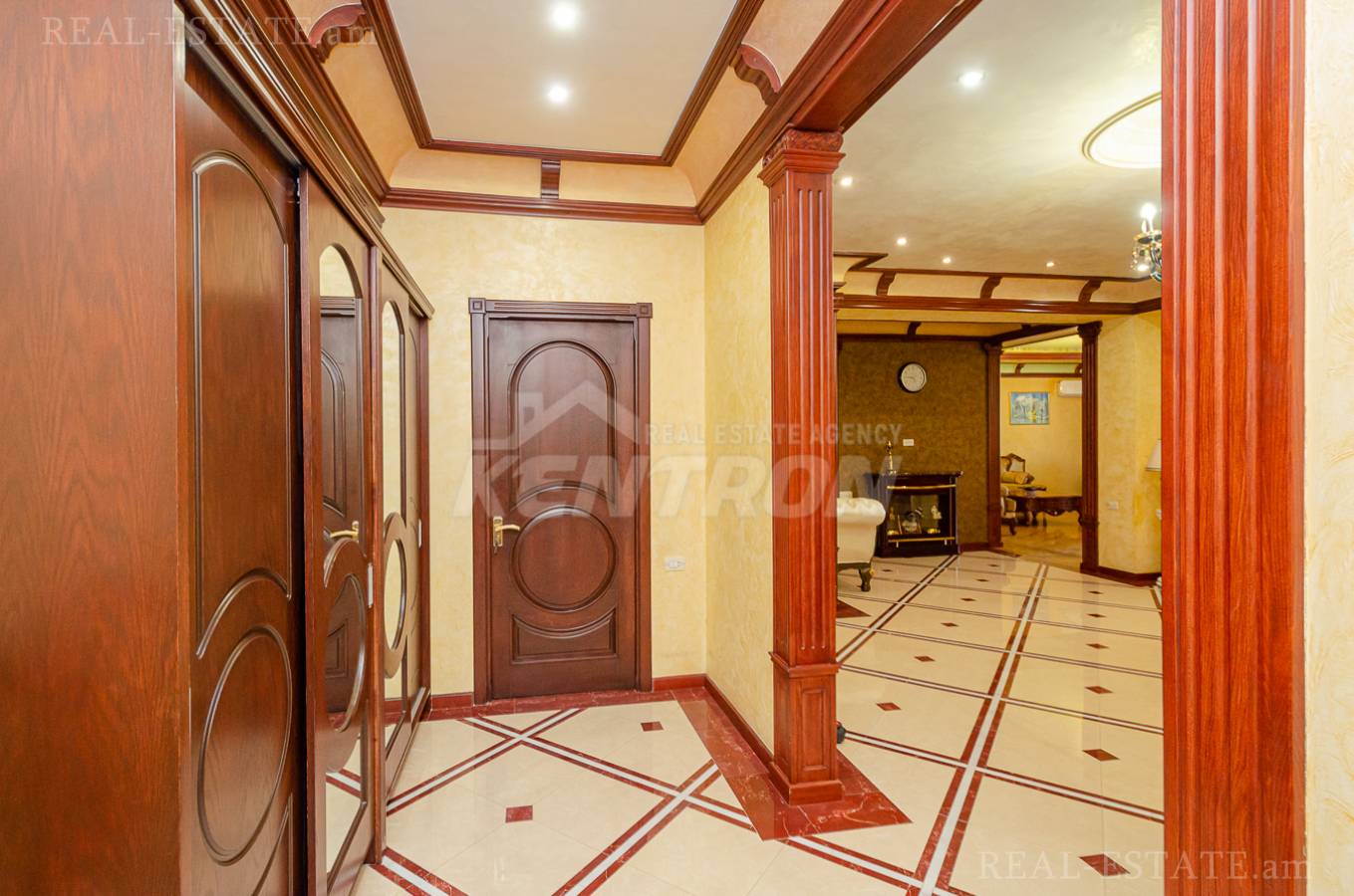 5 սենյականոց բնակարան  Հանրապետության փող, Կենտրոն Երևան, 137953