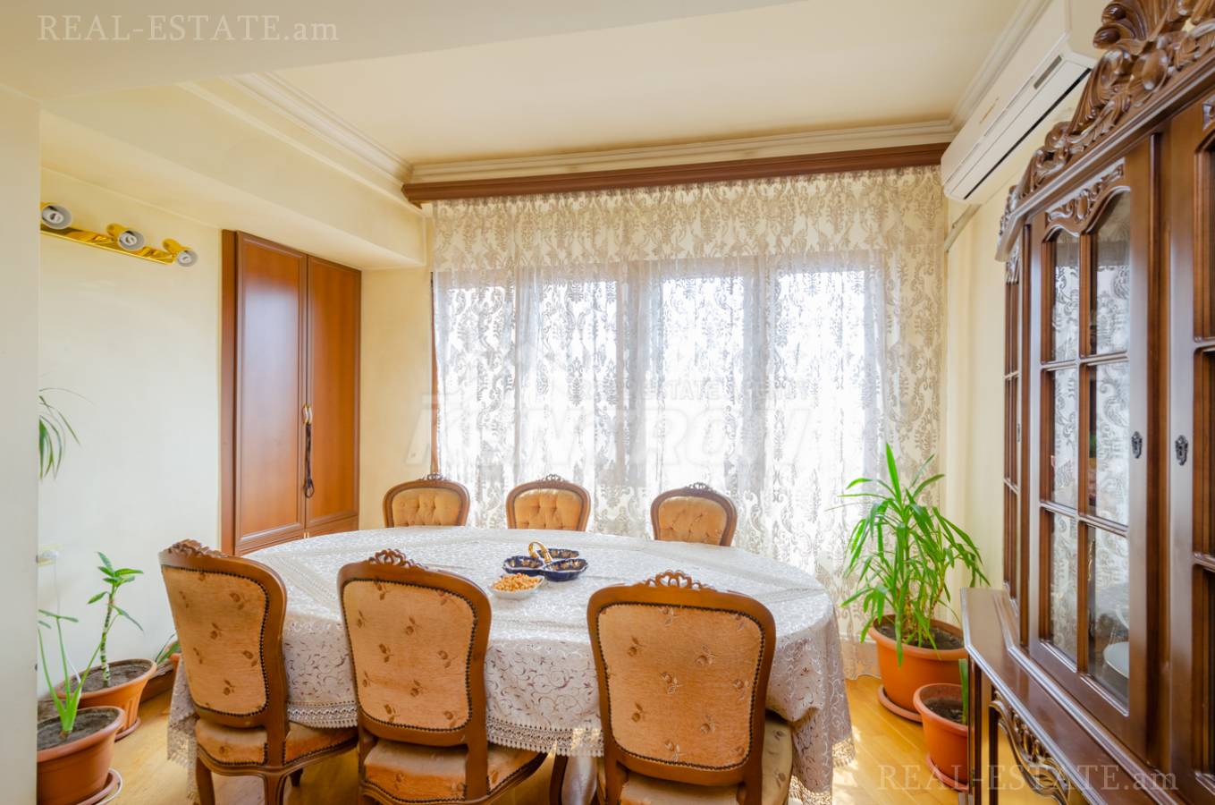 Купить 3 комнатную квартиру Анрапетутян ул, Центр Ереван, 137008