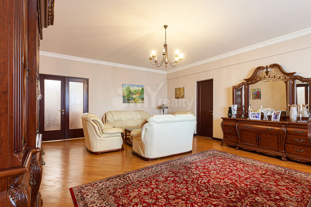 varcov-bnakaran-norakaruycum/4-senyakanoc/Amiryan+St/Center/Yerevan