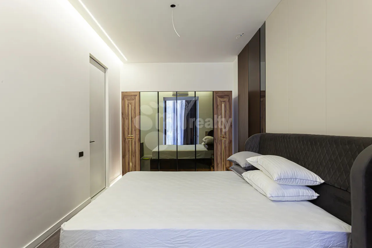 Купить 3 комнатную квартиру Маштоца пр, Центр Ереван, 160249