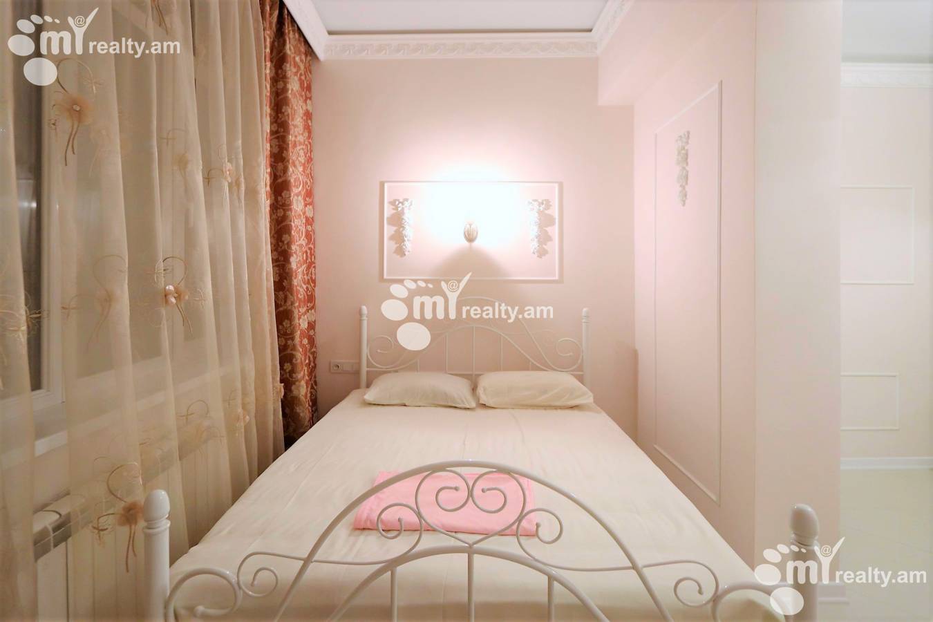 3 bedroom apartment for rent Abovyan St, Center Yerevan, 125985