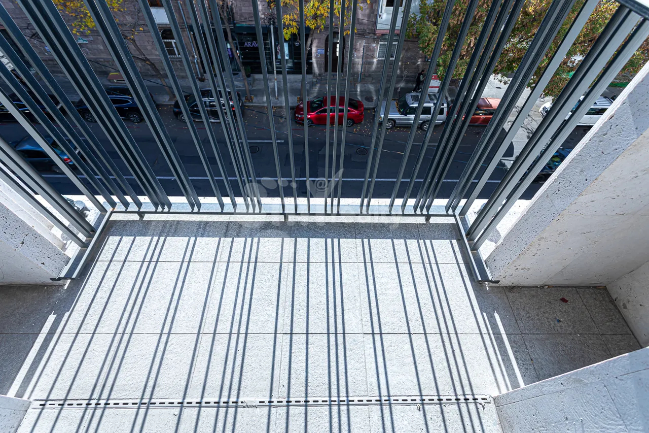 4 սենյականոց բնակարան  Լեոի փող, Կենտրոն Երևան, 157440