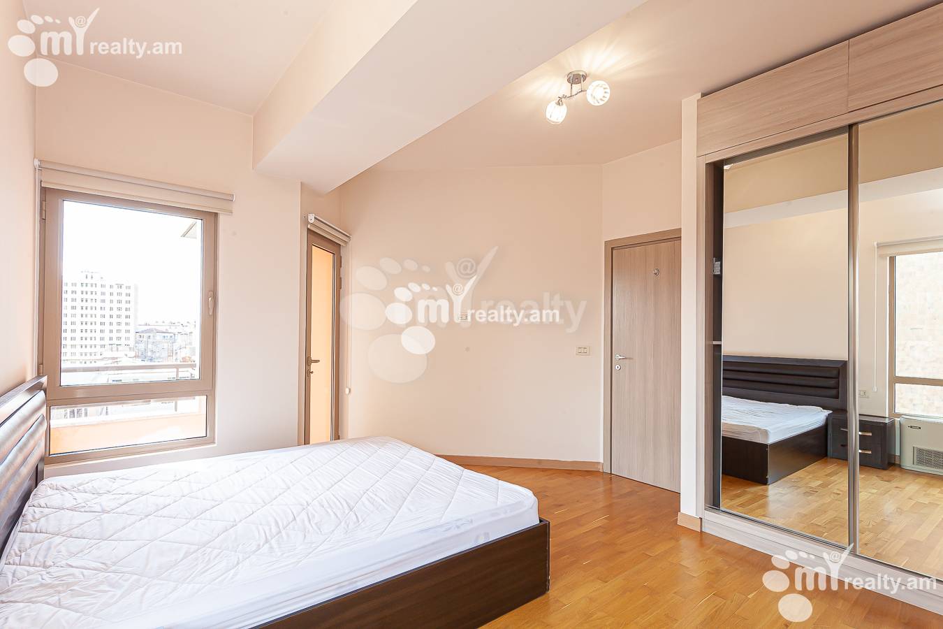 4 սենյականոց բնակարան  Լեոի փող, Կենտրոն Երևան, 153427