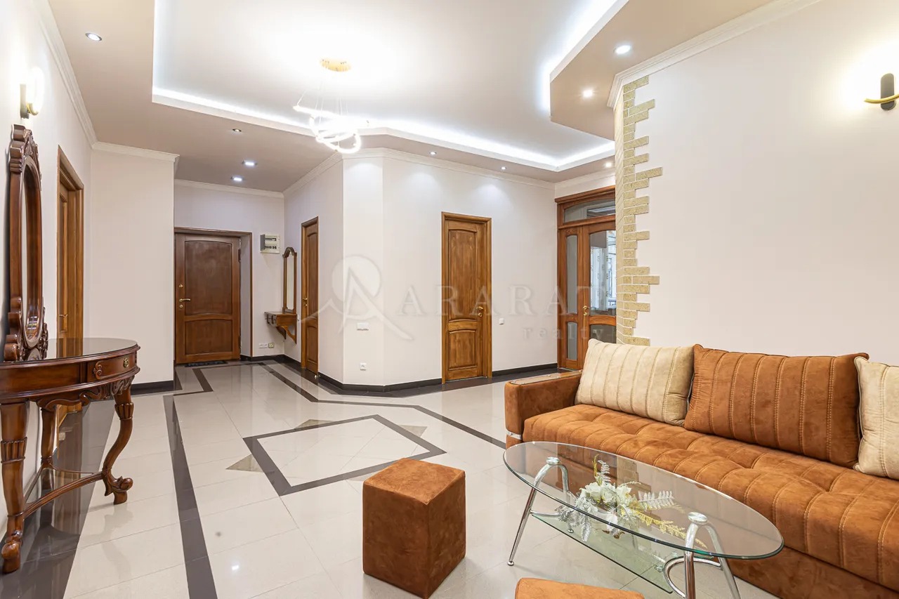 3 սենյականոց բնակարան  Աբովյան փող, Կենտրոն Երևան, 158368