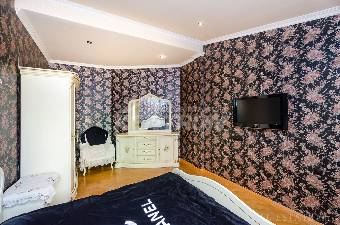 Купить 5 комнатную квартиру Мгер Мкртчян ул, Центр Ереван, 143829