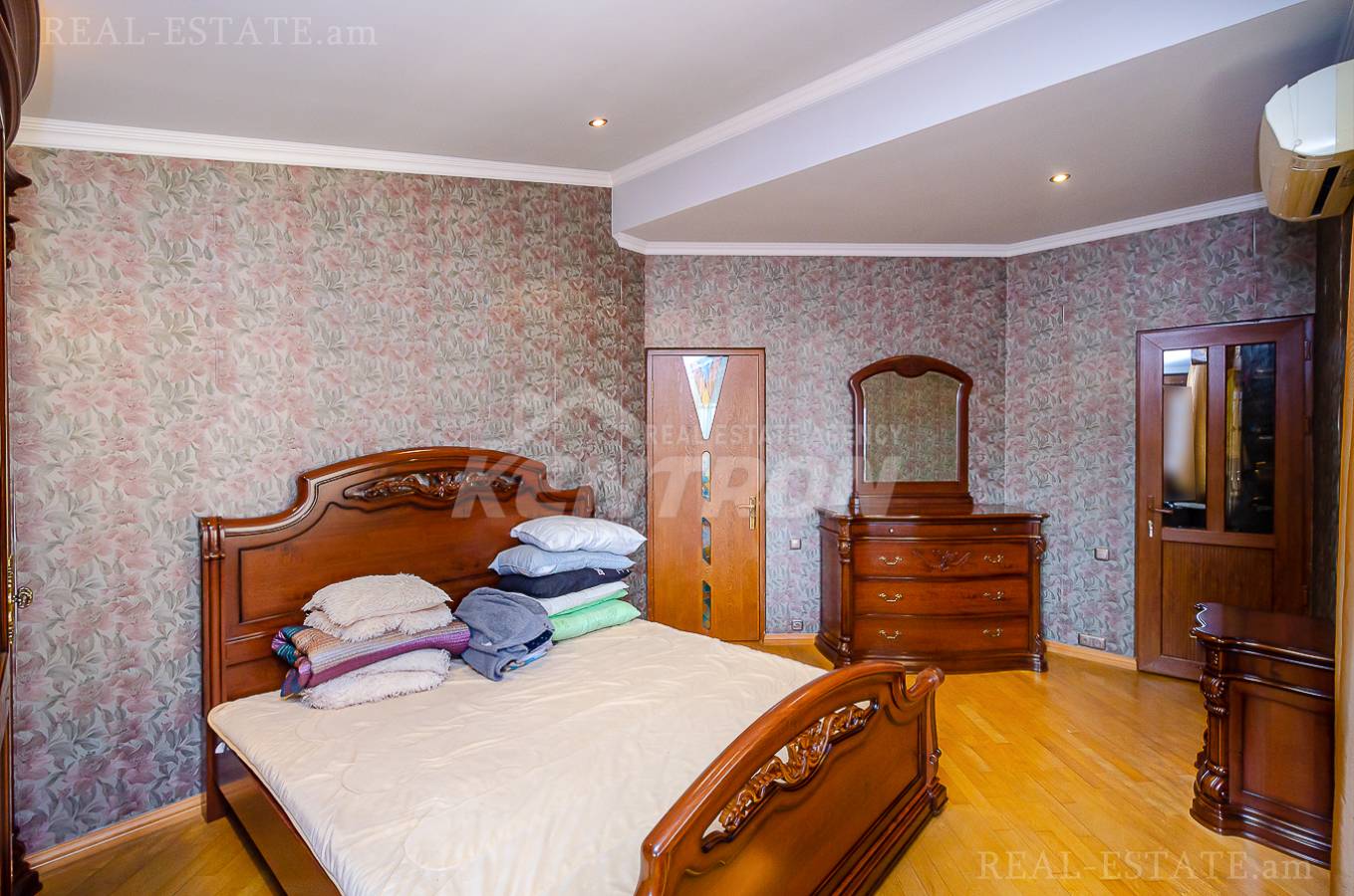 Купить 5 комнатную квартиру Мгер Мкртчян ул, Центр Ереван, 143829