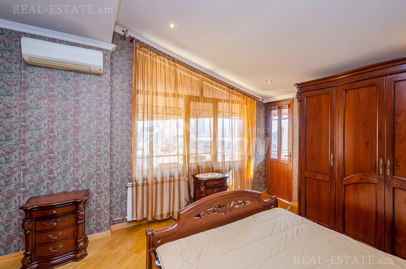 Купить 5 комнатную квартиру Мгер Мкртчян ул, Центр Ереван, 143829