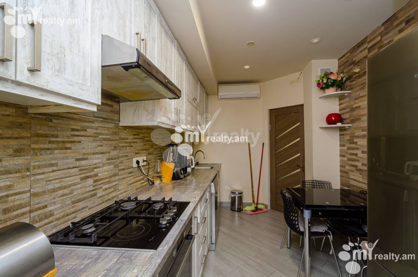 Купить 4 комнатную квартиру Сарян ул, Центр Ереван, 142967