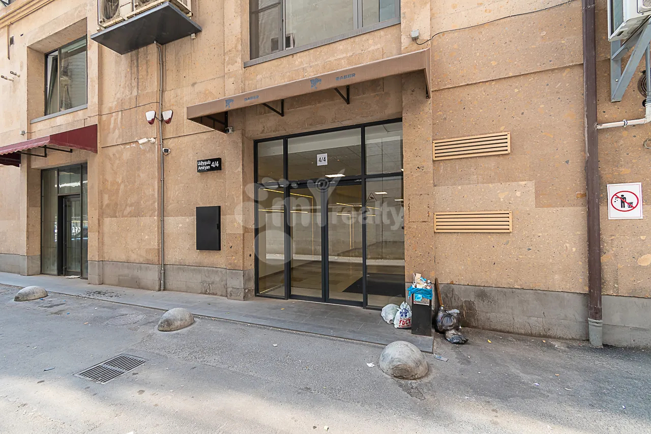 3 bedroom apartment for rent rue d'Amiryan, Center Yerevan, 161369