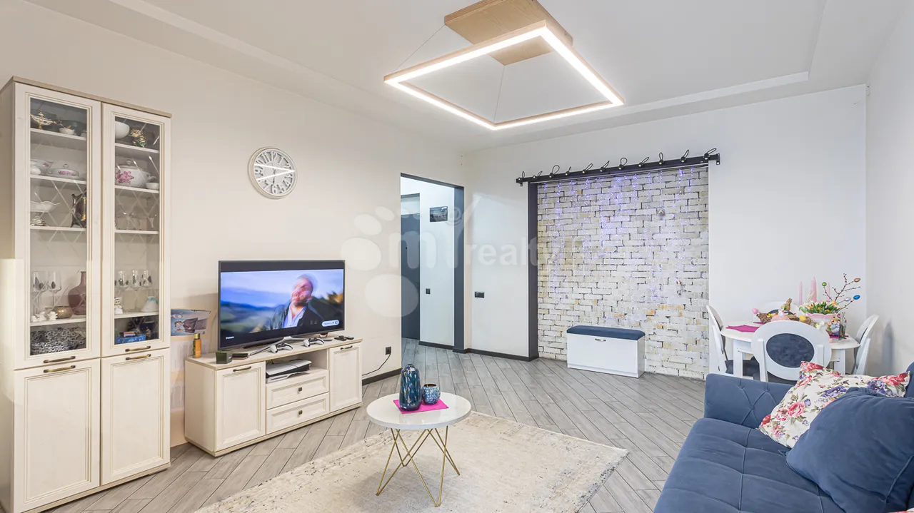 2 bedroom apartment for sale خیابان م. خورِناتسی, مرکز شهر ایروان, 160015