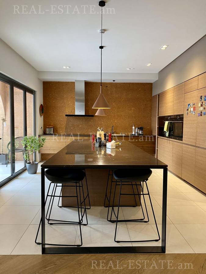 Купить 4 комнатную квартиру Антараин ул, Центр Ереван, 107579