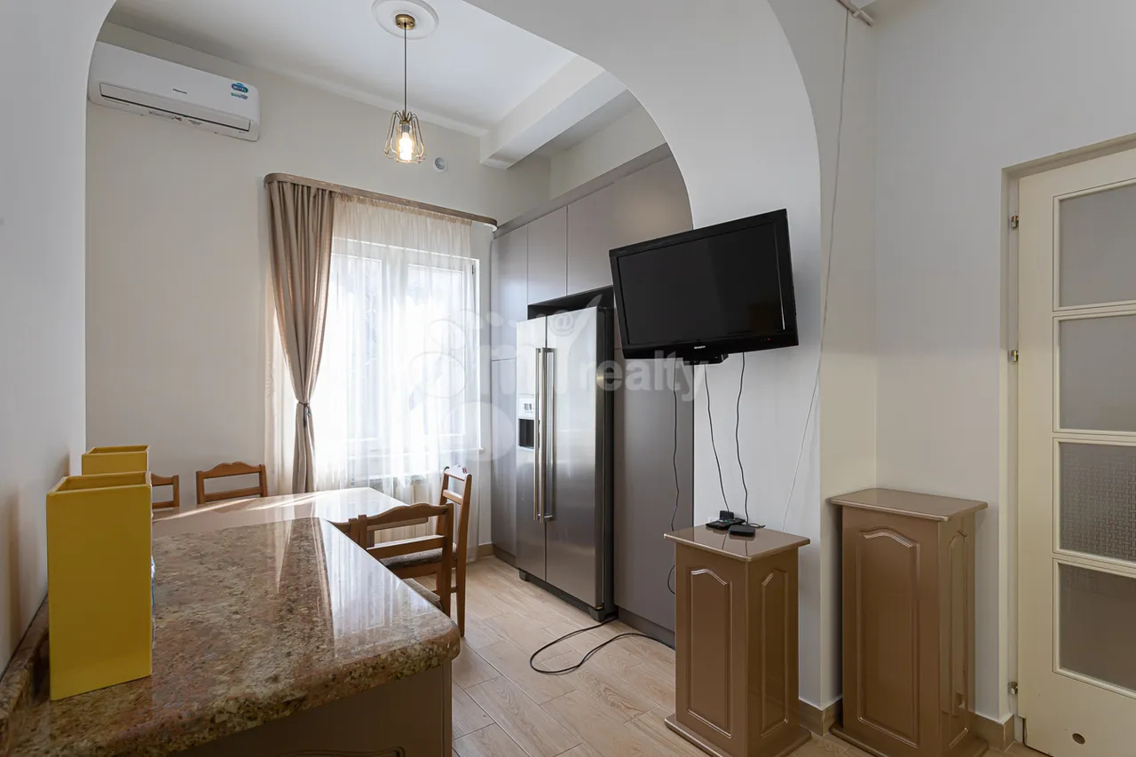 3 սենյականոց բնակարան  Մաշտոցի պող, Կենտրոն Երևան, 159723