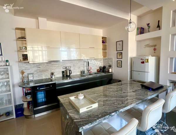 varcov-bnakaran-norakaruycum/2-senyakanoc/Baghramyan+Ave+%28Kentron%29/Center/Yerevan