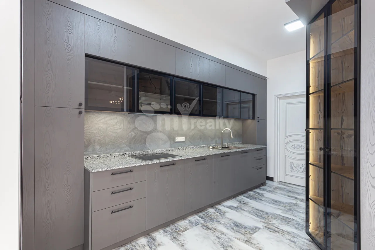 Снять 3 комнатную квартиру Паронян ул, Центр Ереван, 157980