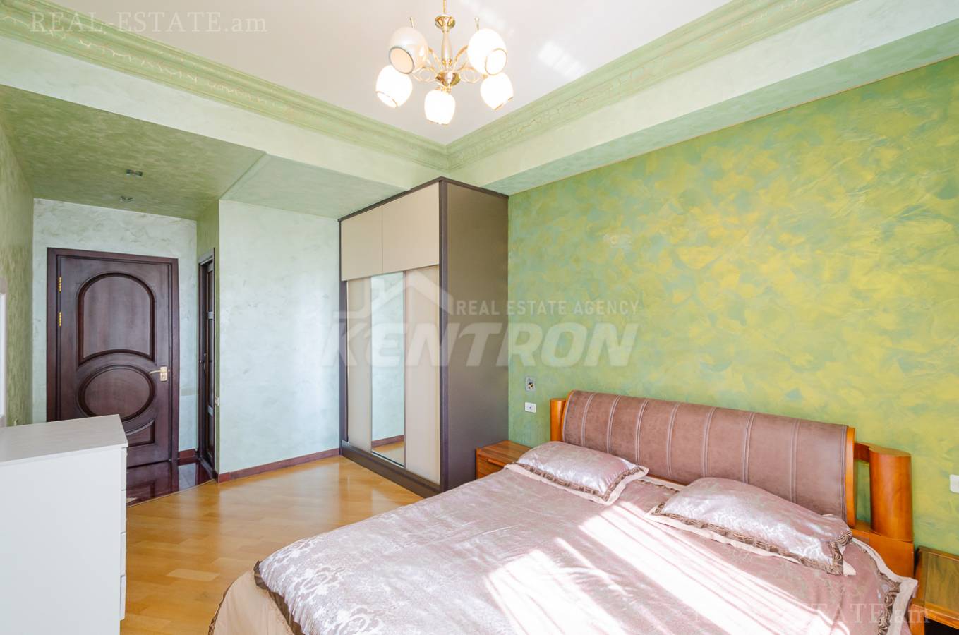 5 սենյականոց բնակարան  Հանրապետության փող, Կենտրոն Երևան, 137953