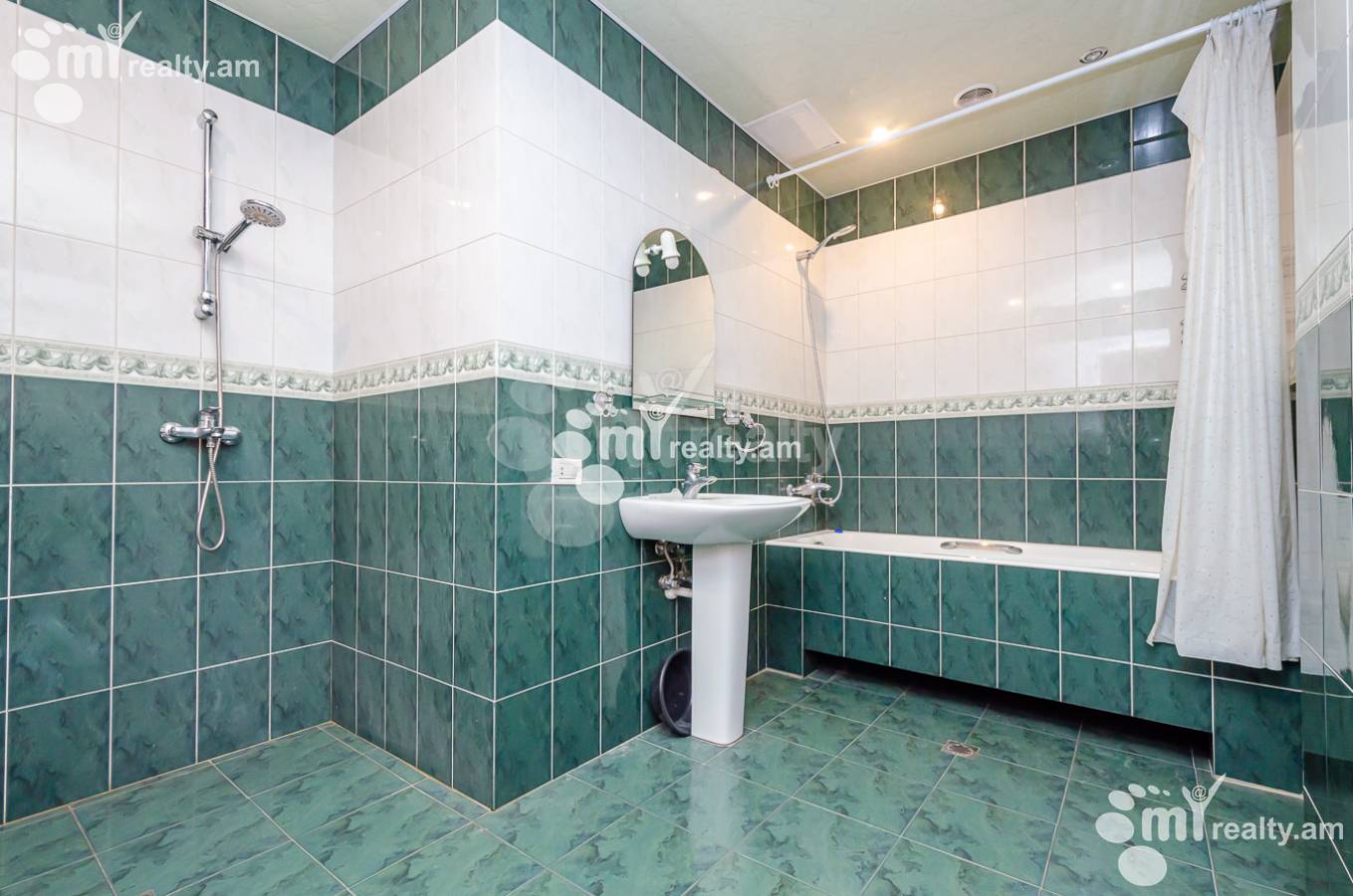 Снять 4 комнатную квартиру Дегатан ул, Центр Ереван, 153224