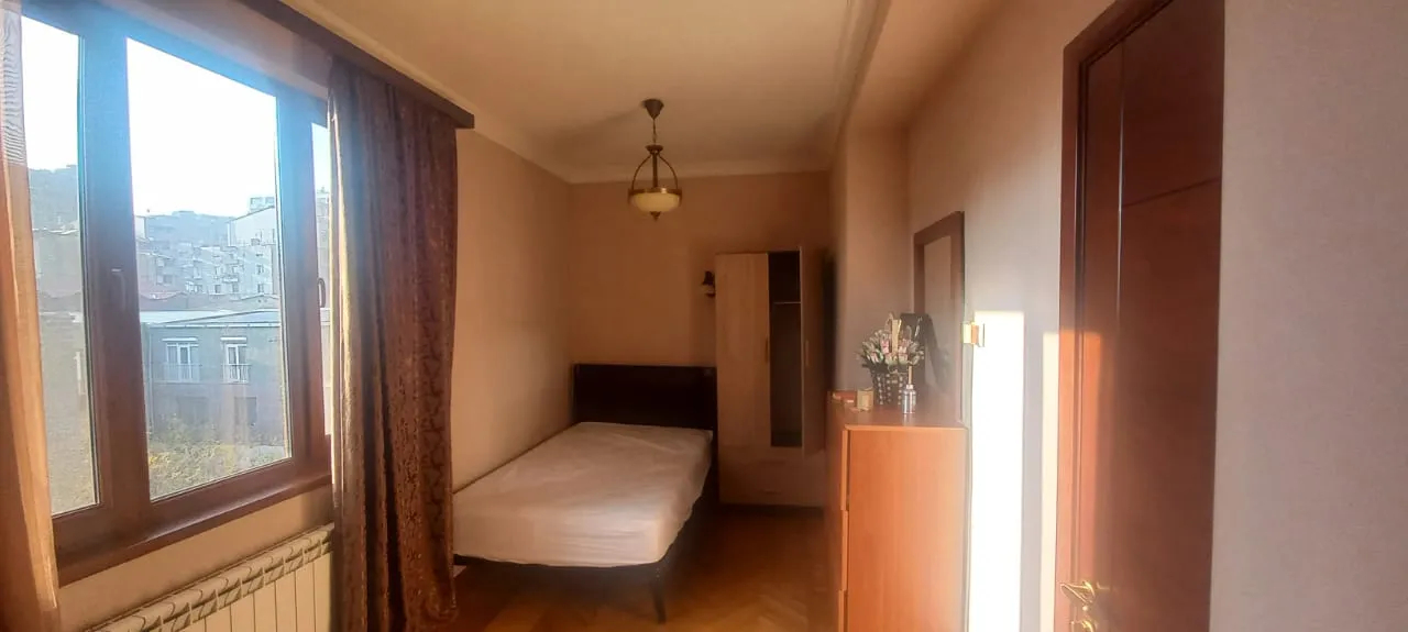 3 սենյականոց բնակարան  Մաշտոցի պող, Կենտրոն Երևան, 158089