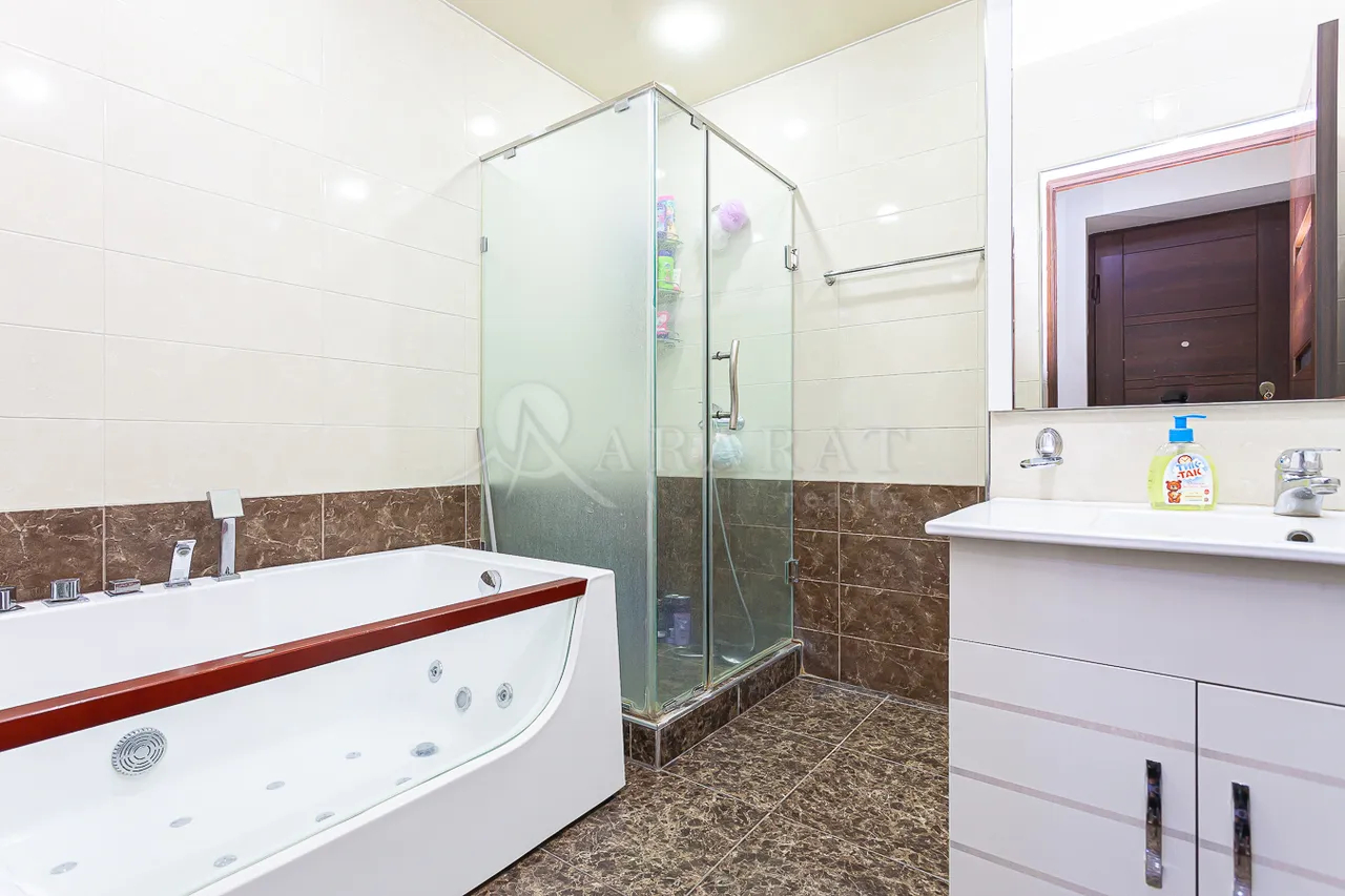 4 bedroom apartment for sale Nalbandyan St, Center Yerevan, 158810