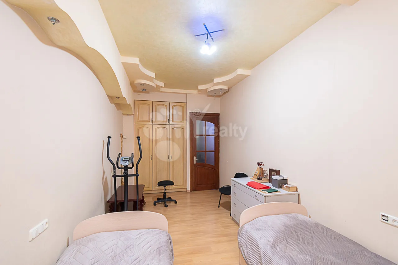4 bedroom apartment for sale خیابان هین اِرِوانتسی, مرکز شهر ایروان, 159857