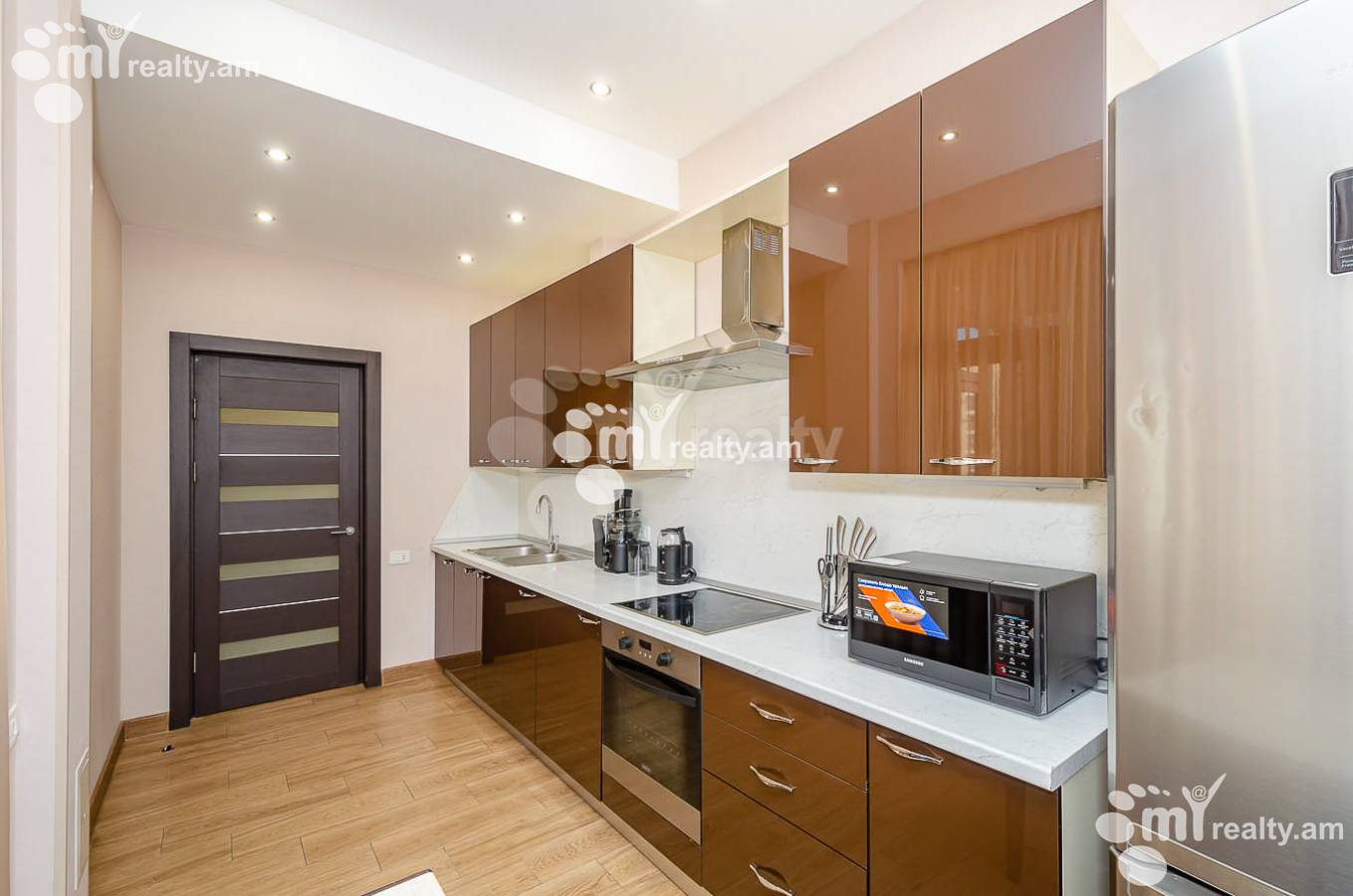 3 սենյականոց բնակարան  Ամիրյան փող, Կենտրոն Երևան, 146155