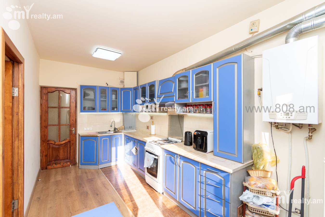 3 սենյականոց բնակարան  Սարյան փող, Կենտրոն Երևան, 130219