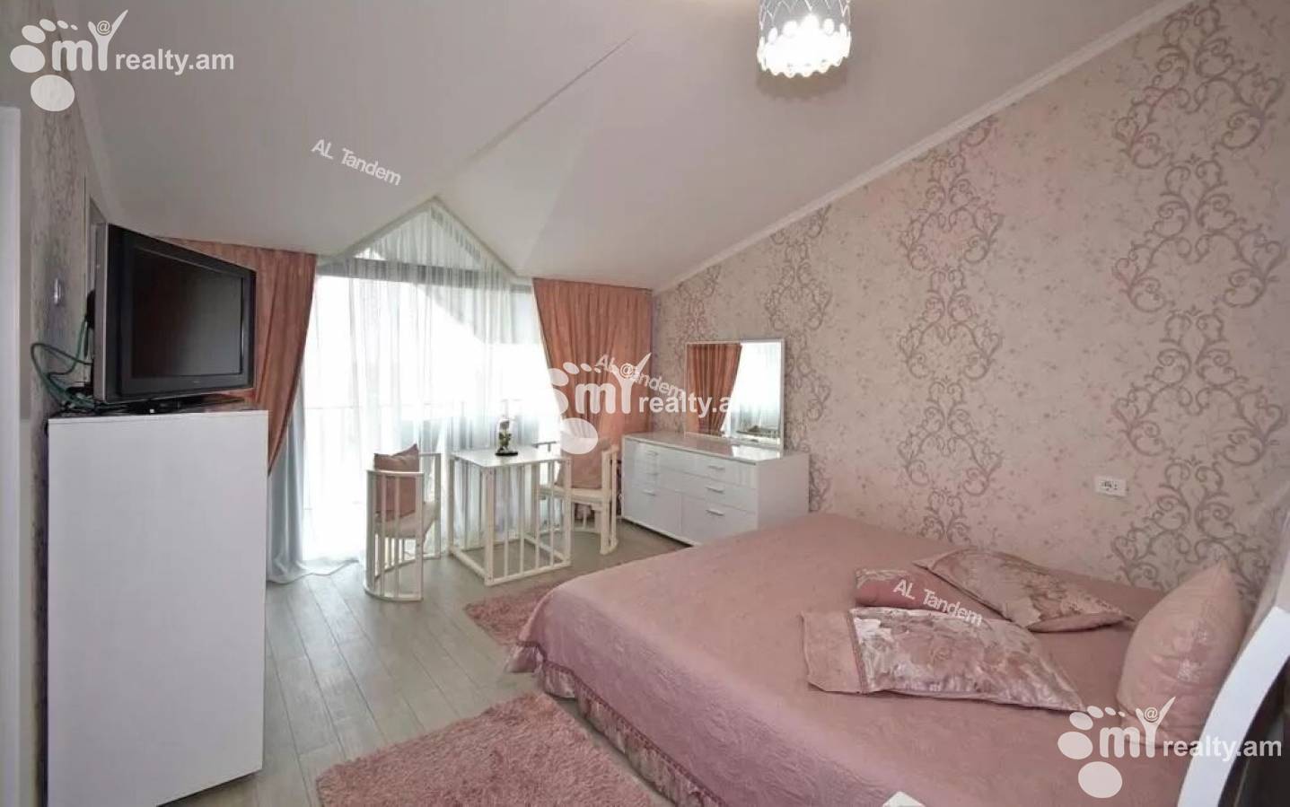 Купить 3 комнатную квартиру Антараин ул, Центр Ереван, 128202