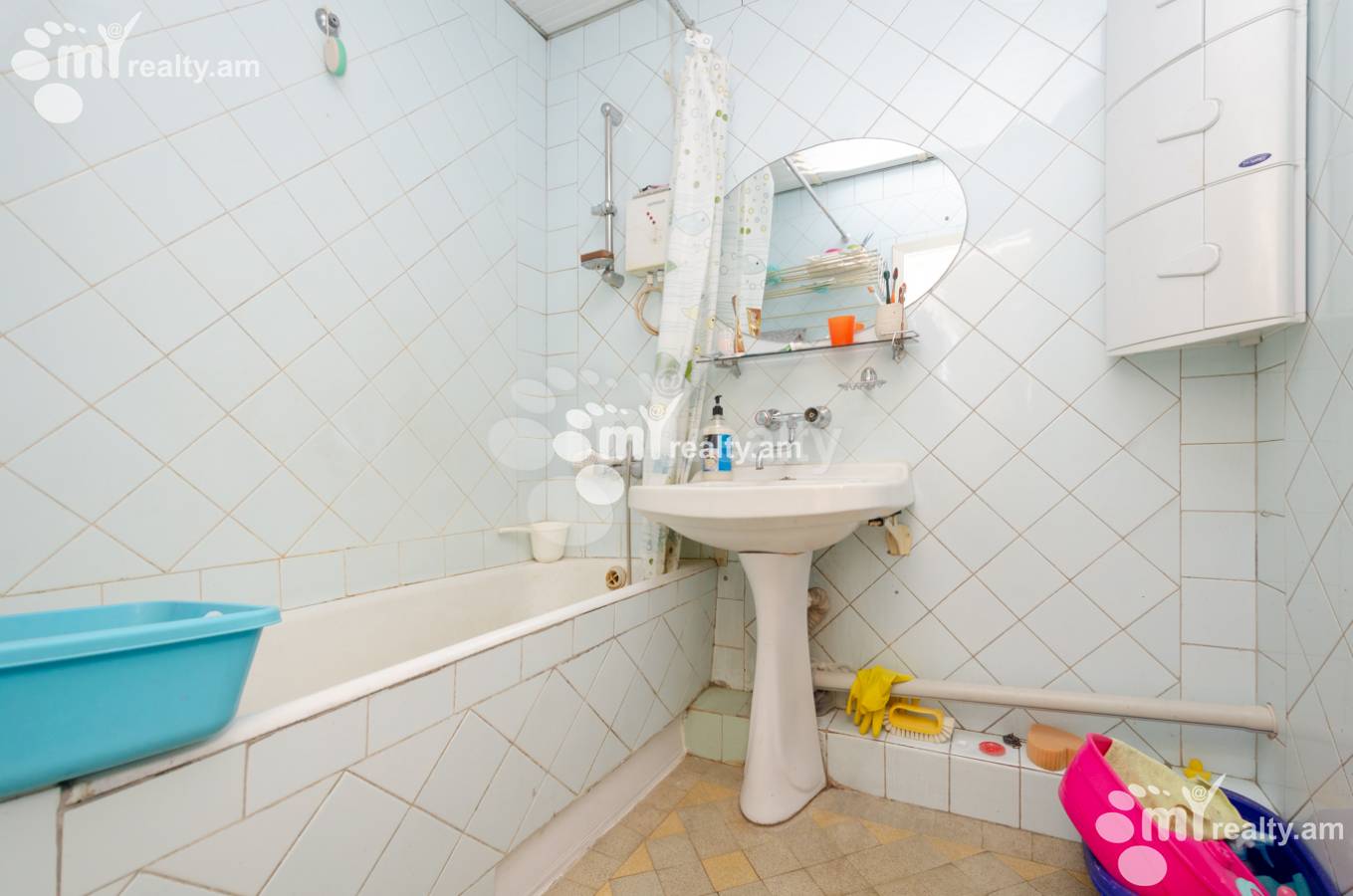 Купить 3 комнатную квартиру Хазар Парпеци ул, Центр Ереван, 138355