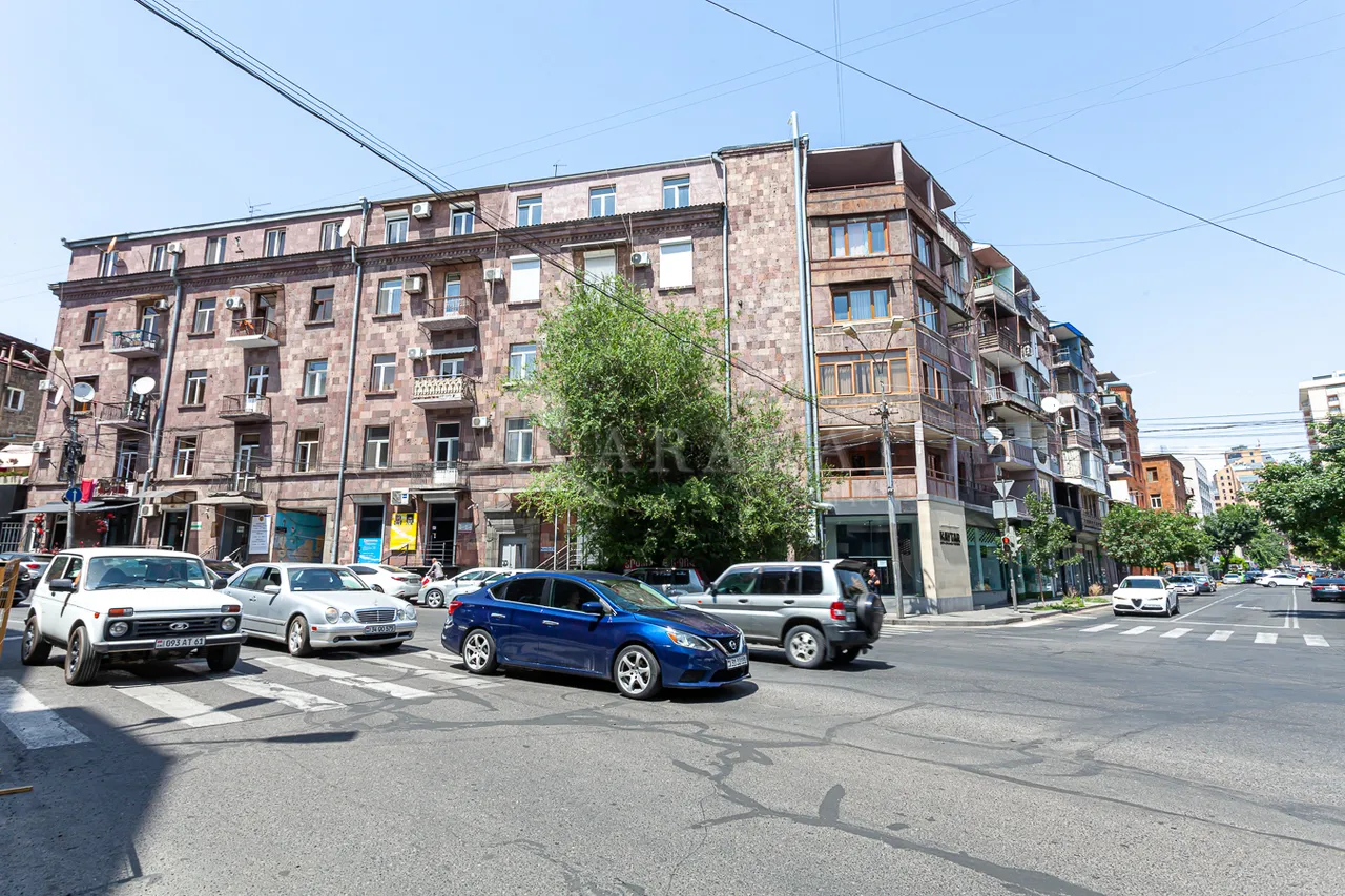 Снять 3 комнатную квартиру Паронян ул, Центр Ереван, 157955